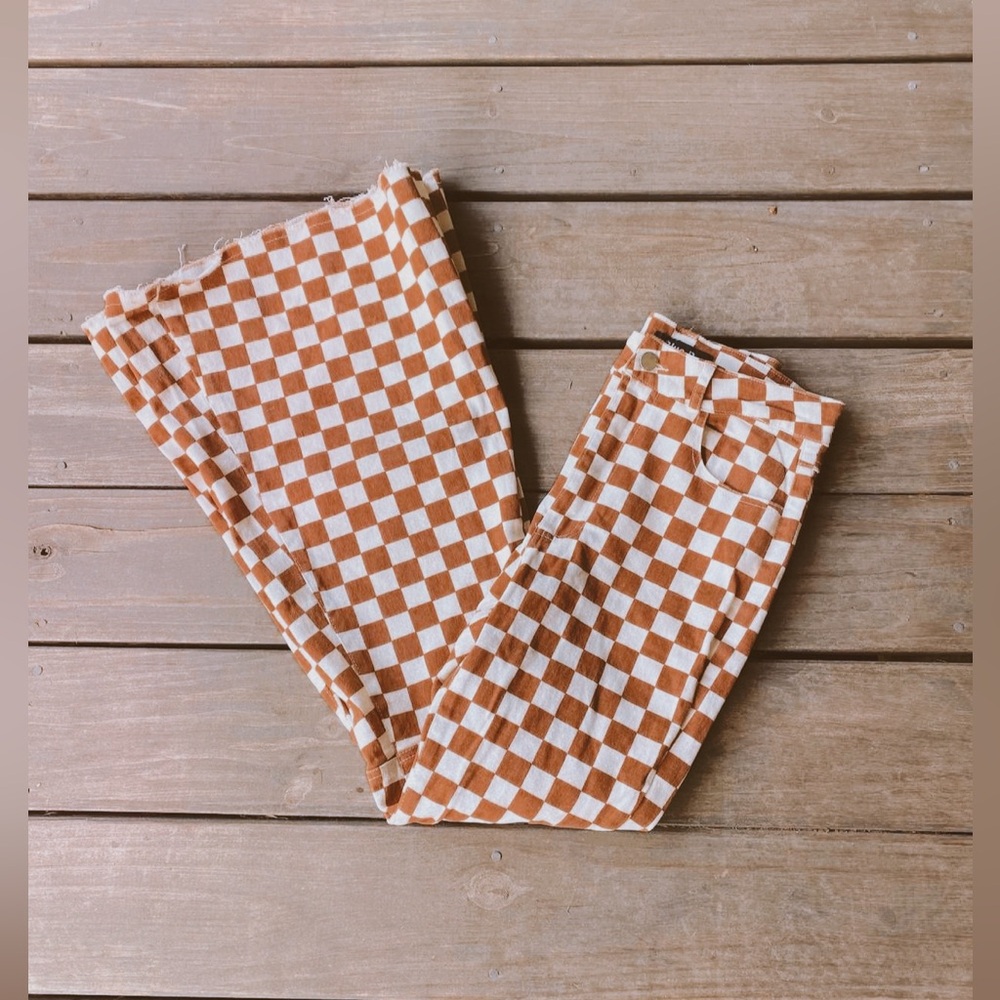 Buckle checkered flair jeans